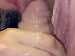 Une salope mature se fait remplir la bouche de sperme après avoir léché une balle