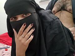 La mamma indiana in hijaab si fa birichina con il figliastro