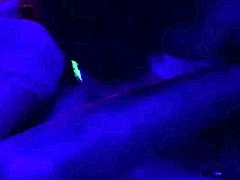 Ibu dewasa Monika Fox bergabung dengan pesta seks klub malam untuk menari dan anal