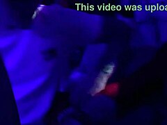 Ibu matang Monika Fox menyertai pesta seks di kelab malam untuk menari dan melakukan seks anal