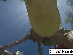 Olivia Austins si užíva sólo masturbáciu v bazéne