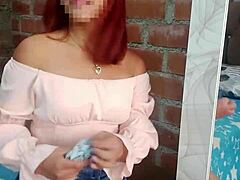 Sizi yeni ve zevkli zirvelere çıkaran etkileyici bir Latin MILF'in duygusallığına kendinizi kaptırın