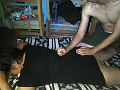 Зрела Латина даје свом богатом комшији сензуалну масажу