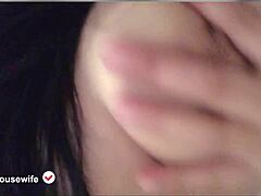 Prirodzené MILFky s veľkými prsiami a veľkou zadnicou v sólovom videu o masturbácii