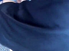 אישה רזה מקבלת זריקה ציבורית על התחת שלה בסרטון ביתי