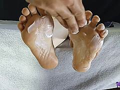 MILF-ina igriva fetiš stopala s kremastimi stopali in sesanjem prstov