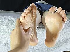 Hravosť s footfetishom MILFiek s krémovými nohami a prstami na nohách