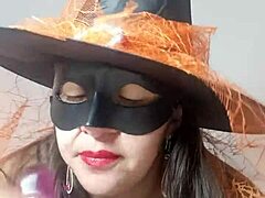 Érett nő Halloween-i boszorkánynak öltözik és nekem kényezteti magát