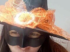 Zralá žena se obléká jako halloweenská čarodějnice a užívá si pro mě