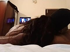 Az indiai egyetemisták vad szexet folytatnak egy szállodai szobában