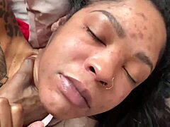 성숙한 흑인 여성이 뜨거운 비디오에서 엉덩이를 따먹힙니다