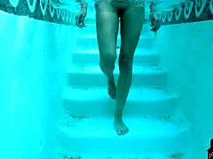 Großbusige Latina-Mami Brett Barletta zeigt ihren Körper im Pool
