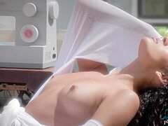 МИЛФ Кира показва голямата си дупка и малко тяло за Playboy