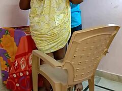 Kypsä täti kiinni katsomassa pornoa mobiililaitteella ja antoi saman panopuun Hindi