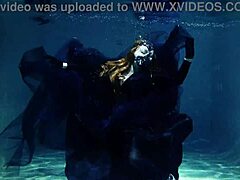 Arya Granders verführerische Unterwasser-Performance im Schwimmbad