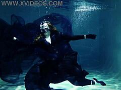 أداء مغرٍ تحت الماء من آريا جراندرز في حمام سباحة