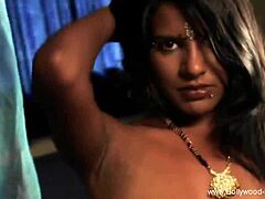 Слатка индијска мама ради руковање у аматерском видеу