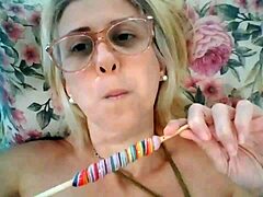 Bintang porno dewasa Stella Still menikmati menjilat permen lolipop dalam video HD