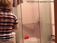 Сексуальная мама с натуральными сиськами принимает душ после доставки пиццы