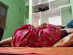 Слатка Индијка мастурбира у војној униформи