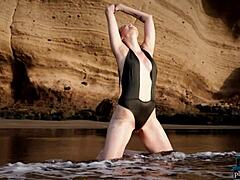 MILF babe Jasmin Furry riisuu alas hänen alusvaatteet rannalla Playboy