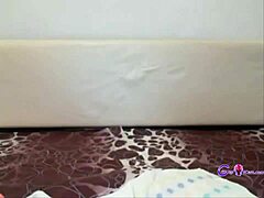 Mamá amateur juega con un consolador en lencería negra - Gspotcam.com