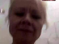 Ältere blonde MILF Oksana Phoenix rasiert ihre haarlose Muschi unter der Dusche