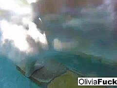 Плавокоса МИЛФ Оливиа ужива у голој игри у базену