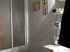 Kona i dusjen viser frem store pupper og kurver i amatørvideo