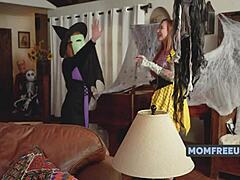 Mamma viene usata gratuitamente e si scatena in un video di Halloween