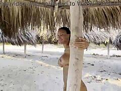 Brunette milf Monika Fox viser frem sin nakne kropp i havet og på stranden