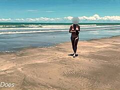 Payudara besar seorang wanita melambung di tempat umum saat dia bermain sepak bola telanjang di pantai