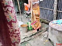 Indická manželka sa necháva ošukať v záhrade svojím manželom
