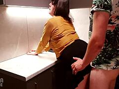 MILF cu un penis mare și un fund mare îmi dă o lecție de sex în bucătărie