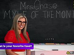 Blonde bombshell Mrs. Chase is de ultieme MILF-pornoster in deze hete video