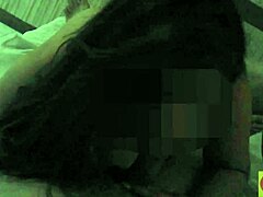 La fidanzata amatoriale matura fa un pompino in un video clip piccante