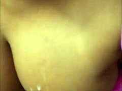 Pantat besar dan kemahiran deepthroat ibu yang dipamerkan dalam video POV