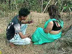 זוג הודי מבוגר חוקר את רצונות הטאבו בסרטון סקס מודלף