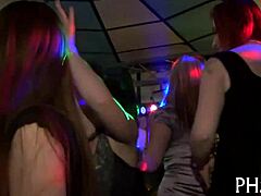 Зрелите жени участват в групов секс след танци в нощен клуб