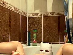 Rijpe milf geniet van zichzelf met een groot seksspeeltje in het toilet