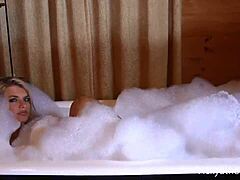 Vicky Vettes menikmati kamar mandi solo dengan payudara besar