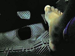 MILF operează pedala de accelerație cu degetele de la picioare