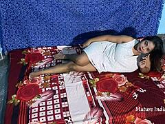 Gospodina indiană curbată se bucură de o întâlnire interrasială și de un joc cu sânii mari