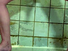 زوجة الأم المثقوبة تستخدم دسار مزدوج للعب في الحمام بمفردها