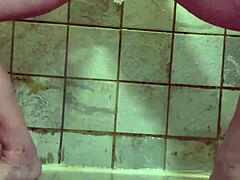 Piercad milf-fru använder dubbla dildos för solo duschlek