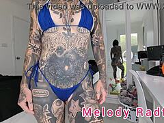 Мелоди Радфорд показује своје тетоваже у микро бикинију гола