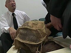 Una donna giapponese matura usa giocattoli e dita su se stessa, facendo muovere i suoi fianchi