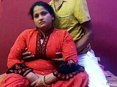 Intialainen milf Sonam harrastaa seksiä ystävänsä kanssa tässä kuumassa videossa