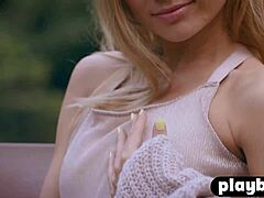 Ensaio fotográfico ao ar livre com uma loira milf pequena, Zhenya Belayas, com roupas reveladoras