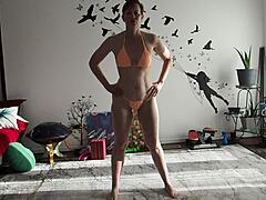 Aurora domination mature et grosse en bikini yoga